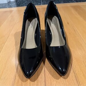 Classic Clarks Collection Patent Leather Black Heels Pumps Size 6
